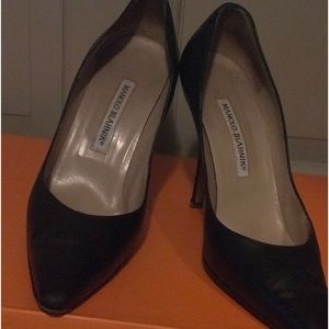 Manolo Blahnik  black leather stiletto. Pumps 4 in heel  pointed toe size 38